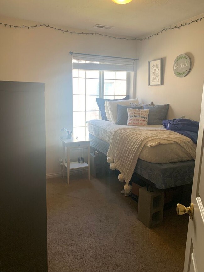 Building Photo - PRIVATE ROOM available at University Avenue Condos