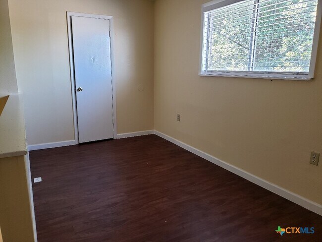 Building Photo - 1706 N Interstate 35