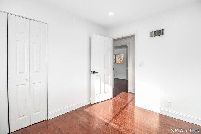 Building Photo - 8 Stonecrop Rd S