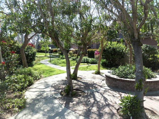 Garden walkway - 4425 Alla Rd