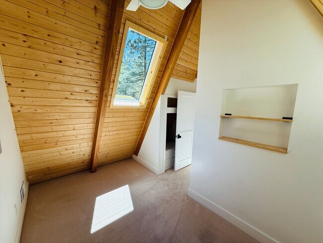 Building Photo - 3 bed 2 bath home for rent in South Lake Tahoe
