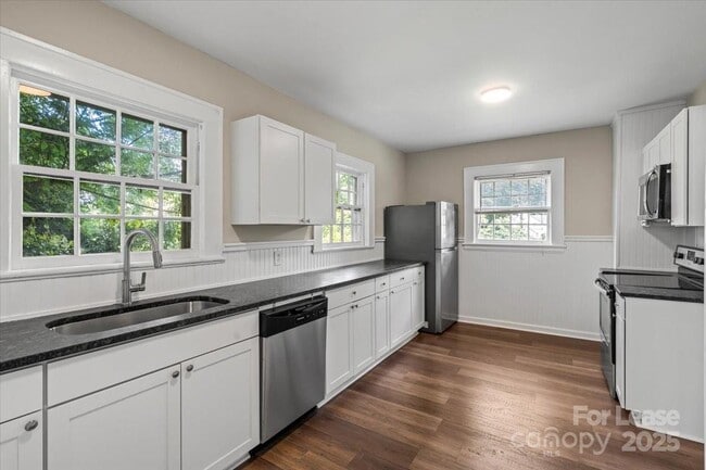 Building Photo - 904 Edgewood Cir