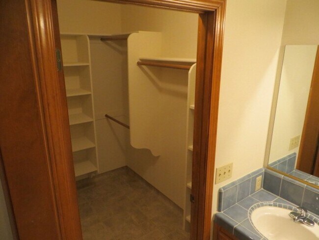 Building Photo - North Fresno Home, 3BR/2BA, Built 1989 - Lots of Amenities!