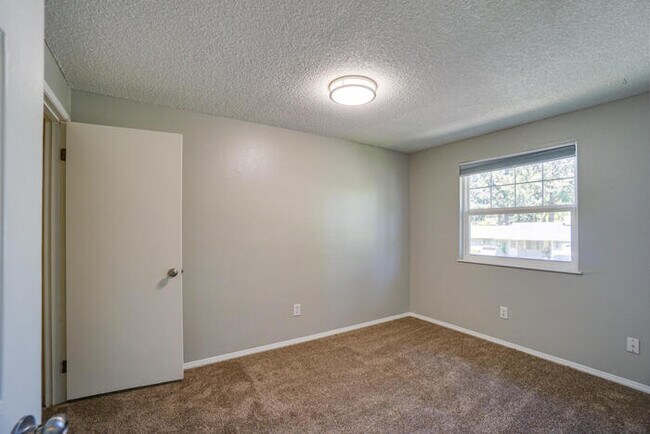 Building Photo - THREE BEDROOM NEAR LENA PARK