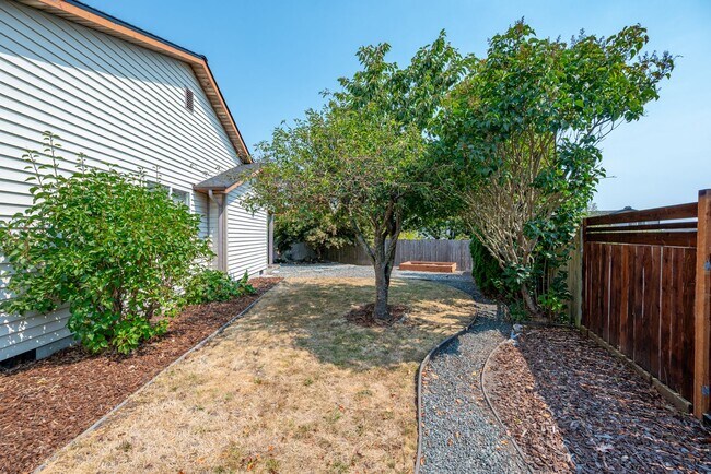 Building Photo - 418 SW Erie Cir