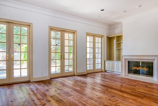 Building Photo - 321 S Palm Dr