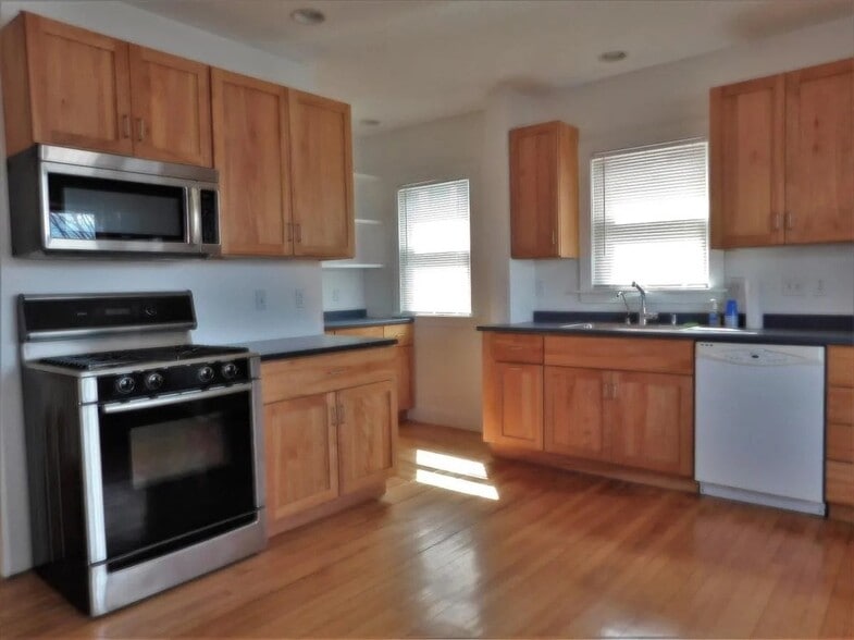 Building Photo - 76 Wenham St