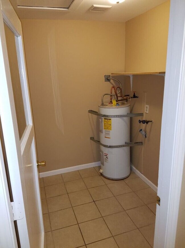 Building Photo - Wonderful 3 Bedroom Duplex in Puyallup!