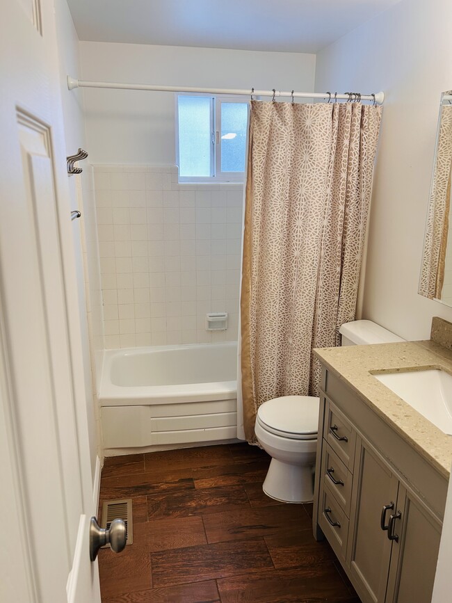 Upstairs full bath - 3676 S Hillside Ln