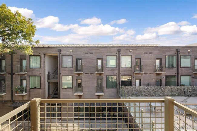 Building Photo - 1800 E 4th St