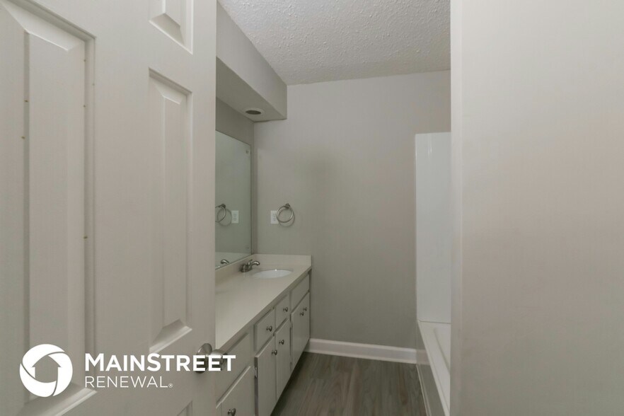 Building Photo - 4652 Benoit Dr