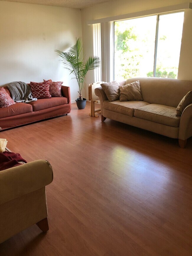 Building Photo - Rarely Available Private 5 Bed 3 Bath House w/ 2 Masters