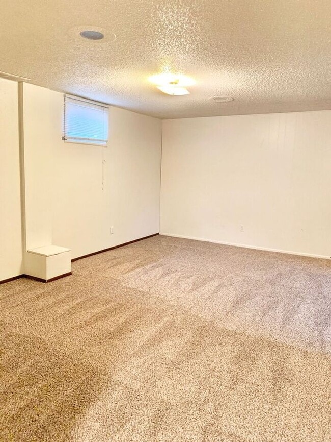 Building Photo - Spacious 3 Bedroom 2 Bath Ranch Style Home...