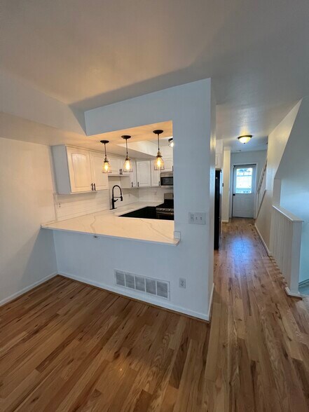 Building Photo - 783 S Locust St