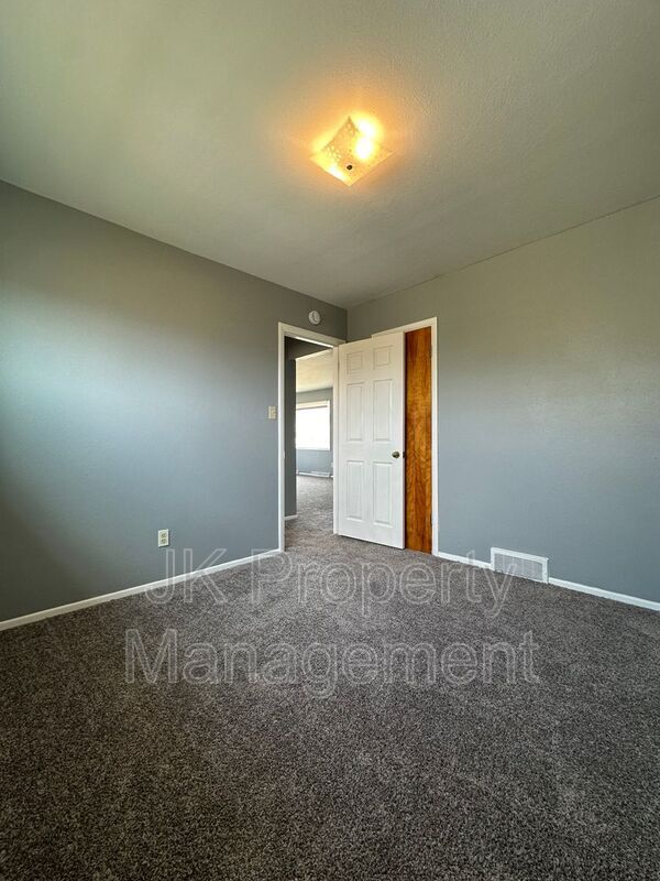 Building Photo - 3810 9th Ave S