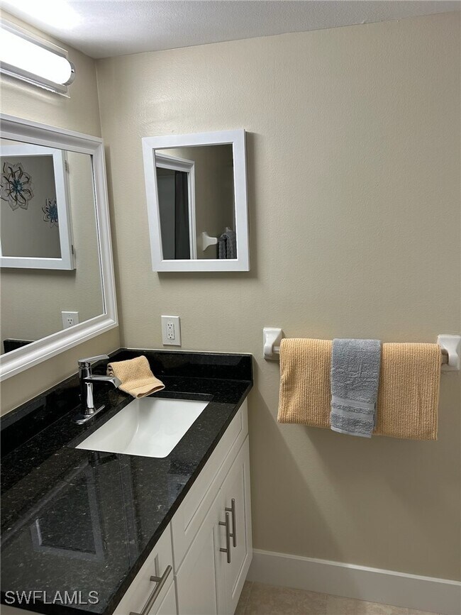 Building Photo - 5321 Summerlin Rd