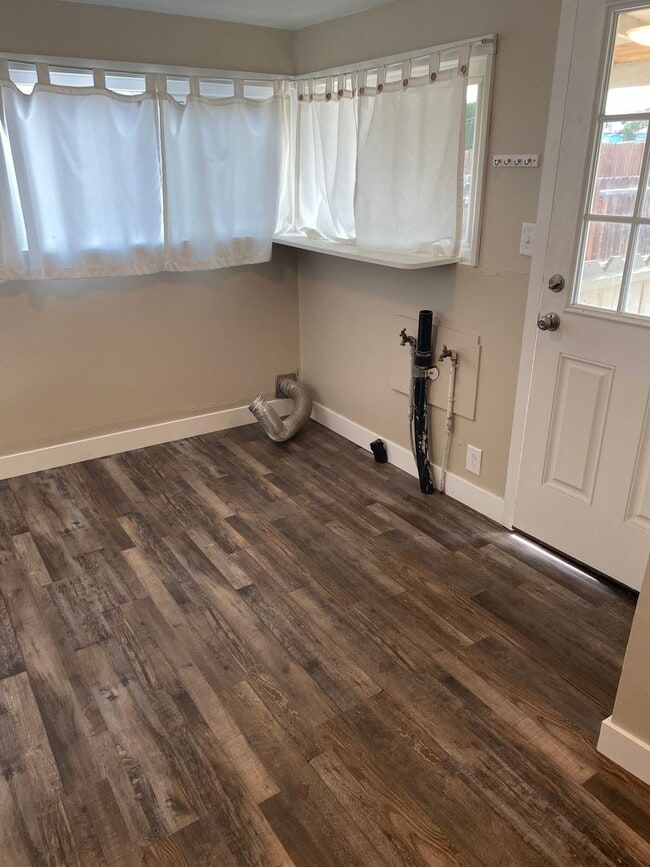 Building Photo - Gem Located In Central Selah; Spacious 2-Bedroom Retreat with Private Yard & Lots Of Storage!