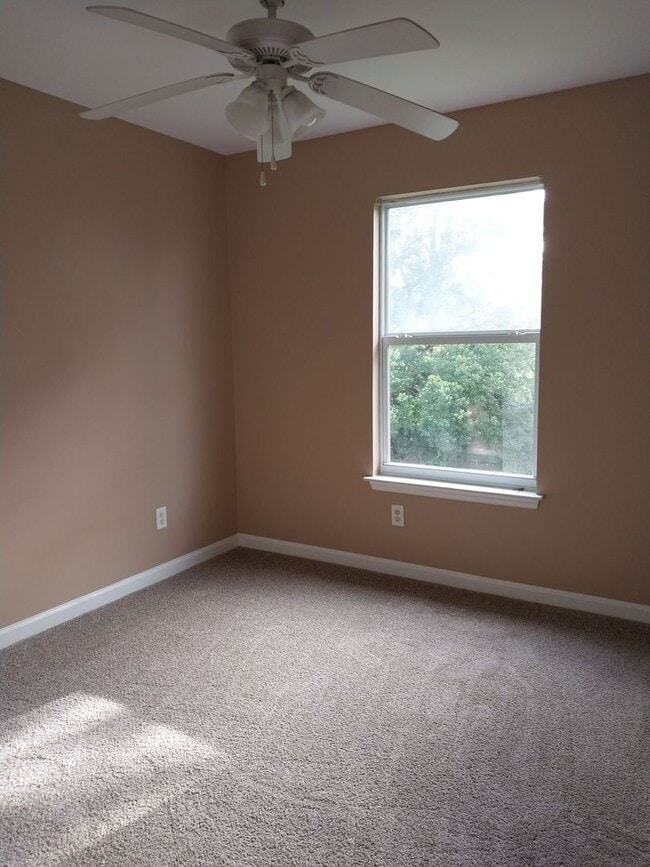 Building Photo - Cute townhome with 3 bd / 2.5 Bath