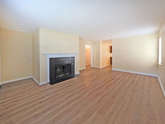 Building Photo - Charming 2-Bedroom Duplex in the Heart of ...