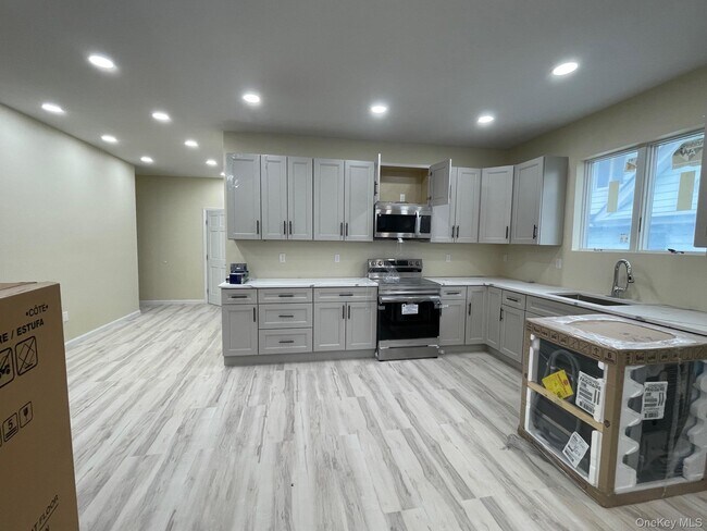 Building Photo - 136 Park Ave