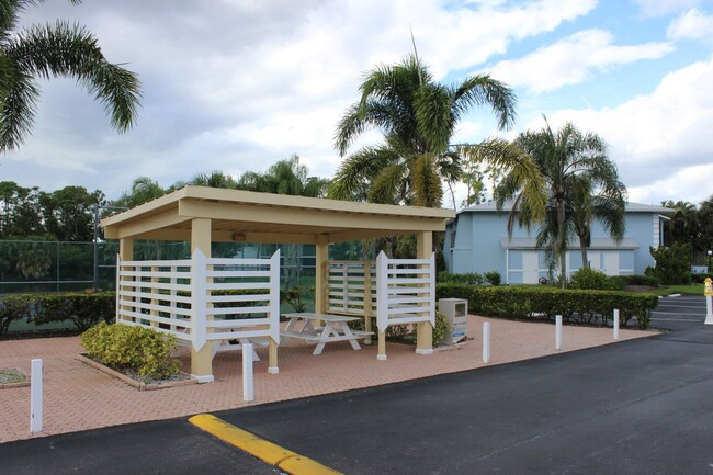 Building Photo - ANNUAL RENTAL - PINE HAVEN-2 BED/2 BATH --...