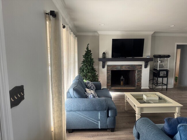 Building Photo - 734 Memorial Dr