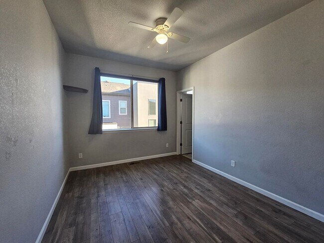 Building Photo - Contemporary townhome in Great Location