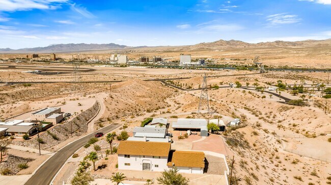 Building Photo - One of Kind 3 bed/2.5 bath home with 3 car attached garage located in BHC.