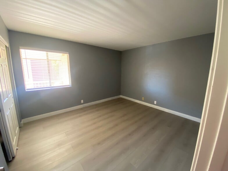 Building Photo - 5141 River Glen Dr