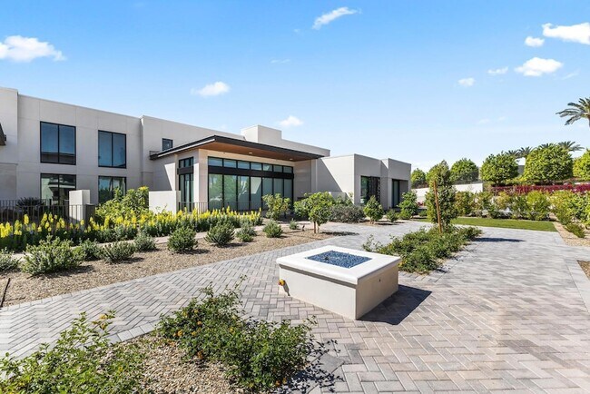 Building Photo - 6587 N Palmeraie Blvd