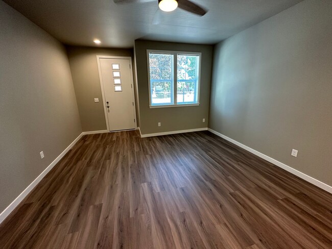 Building Photo - New 5 Bedroom / 5.5 Bath Townhome w/ A/C i...