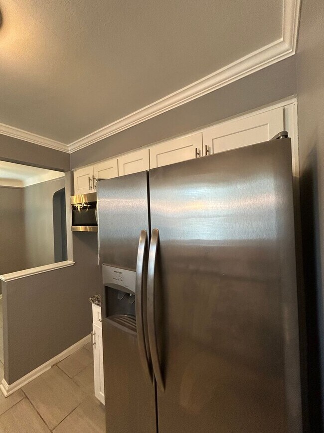 Building Photo - Spacious 3-Bedroom, 2-Bath House in South Euclid