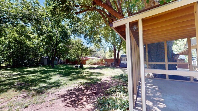 Building Photo - 605 Encino St