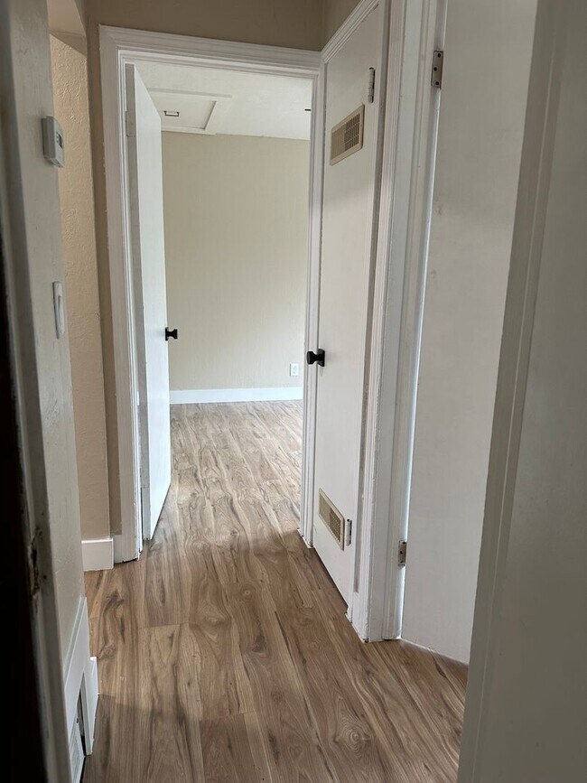 Building Photo - GORGEOUS Duplex in South Salt Lake!!!