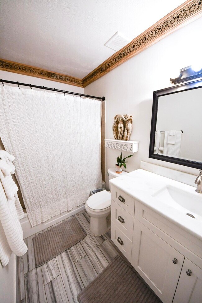 Building Photo - 6432 SE Clairmont Pl