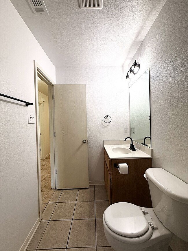 Building Photo - 1304 Cinch Dr