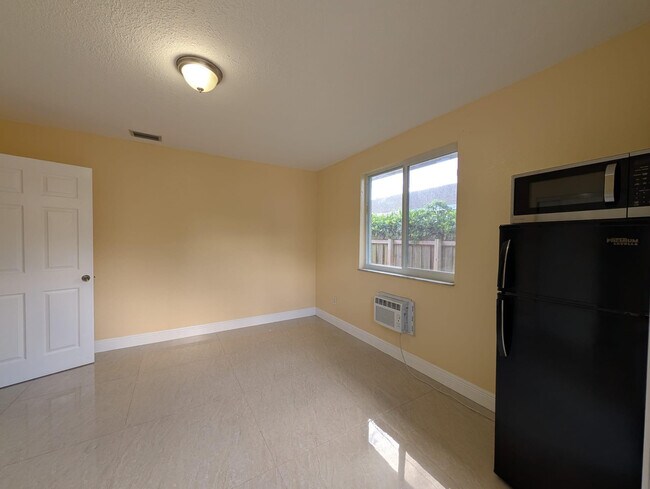 Building Photo - 1571 NE 109th St