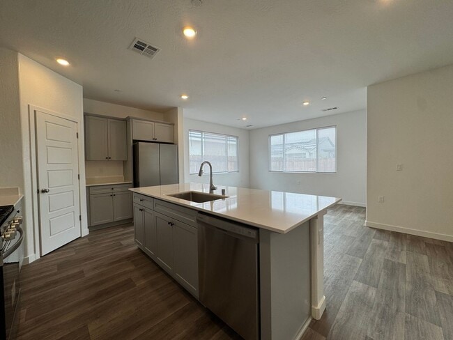 Building Photo - 997 Pioneer Dr W