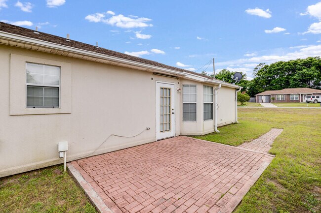 Building Photo - 15 Flora Cove