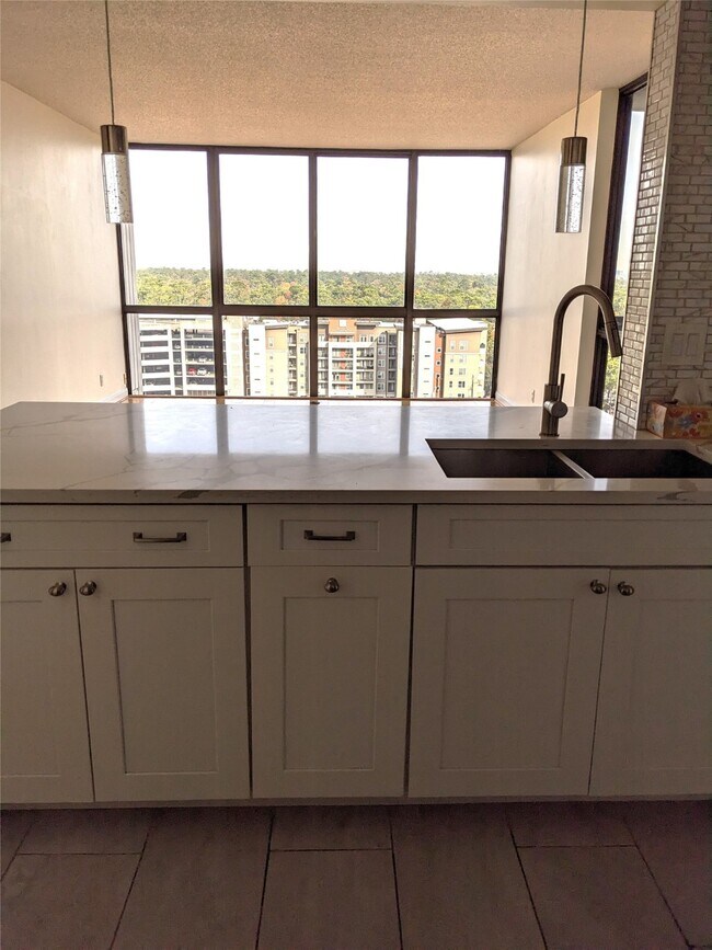 Building Photo - 5001 Woodway Dr