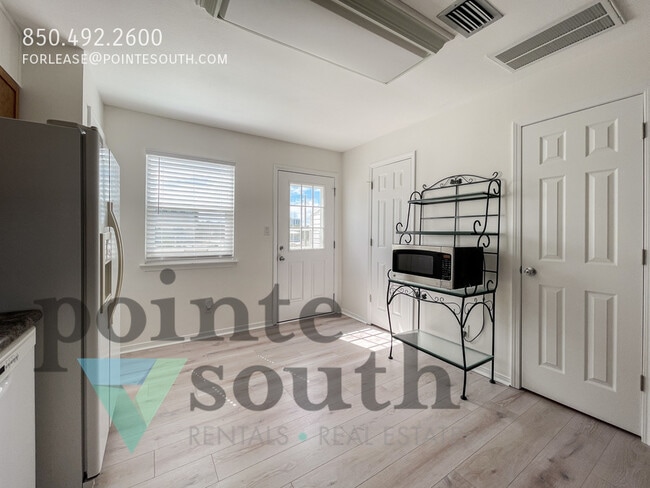 Building Photo - 13948 River Rd