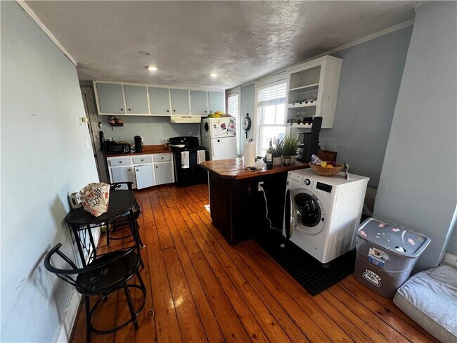 Building Photo - 235 Spring St