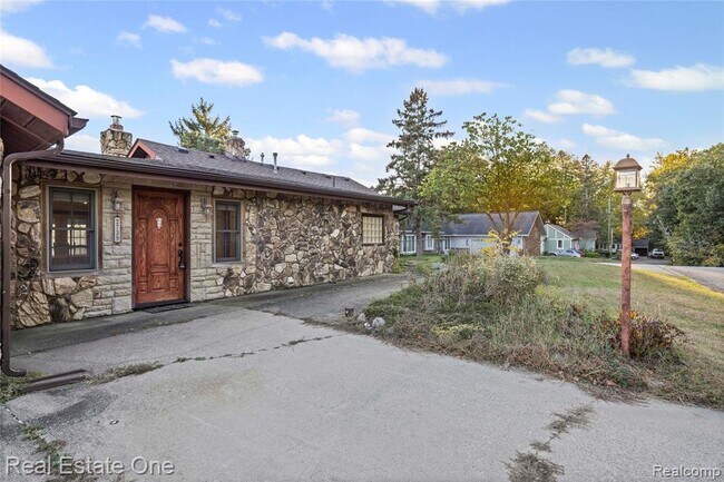 Building Photo - 2739 Lakeridge Ave