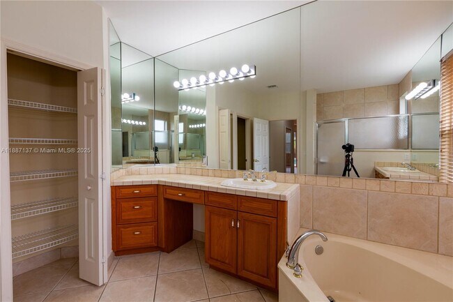 Building Photo - 18520 SW 39th Ct