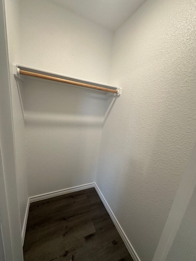 Building Photo - AVAILABLE NOW - (SECTION 8 ACCEPTED)