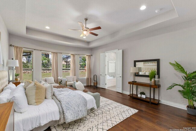 Building Photo - Charming Home Awaits: Spacious & in a Prime Location