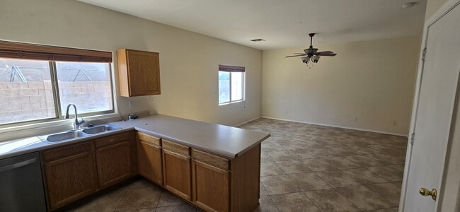 Building Photo - 10433 E Butte St