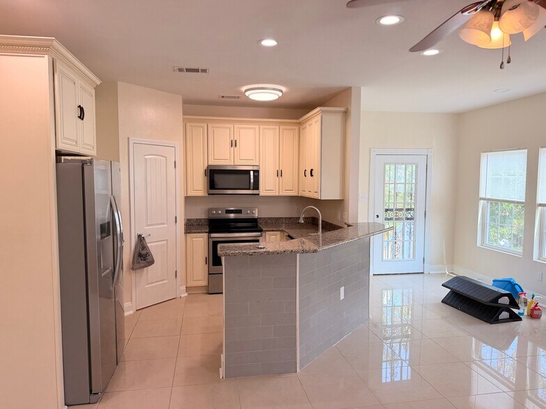 Building Photo - 6205 Wadsworth Dr