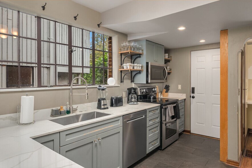 Building Photo - 2511 W Montlake Pl E