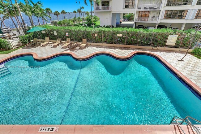 Building Photo - 1430 Brickell Bay Dr